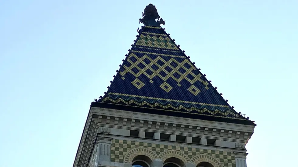 Dieses wunderschöne Dach befindet sich auf einem Turm an einer Ecke der Leipziger Polizeidirektion an der Dimitroffstraße - hinterm Landgericht (Harkortstraße), gegenüber vom Bundesverwaltungsgericht. Dieses wunderschöne Dach befindet sich auf einem Turm an einer Ecke der Leipziger Polizeidirektion an der Dimitroffstraße - hinterm Landgericht (Harkortstraße), gegenüber vom Bundesverwaltungsgericht.
