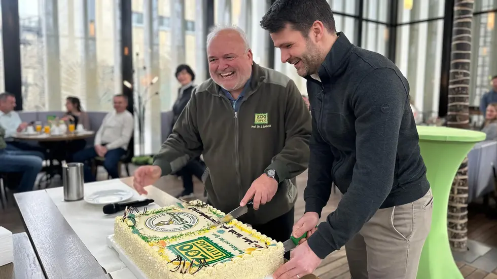 Zoodirektor Prof. Jörg Junhold und Ur-Krostitzer Chef Sven-Matti Kamann beim anschneiden der Torte. Zoodirektor Prof. Jörg Junhold und Ur-Krostitzer Chef Sven-Matti Kamann beim anschneiden der Torte.