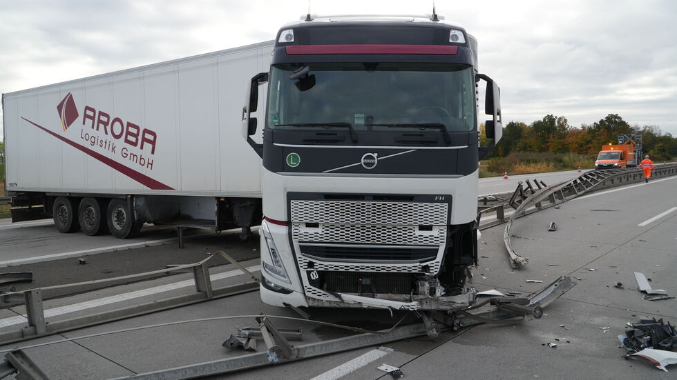 Der Lkw wurde leicht, die Mittelleitplanke schwer beschädigt.