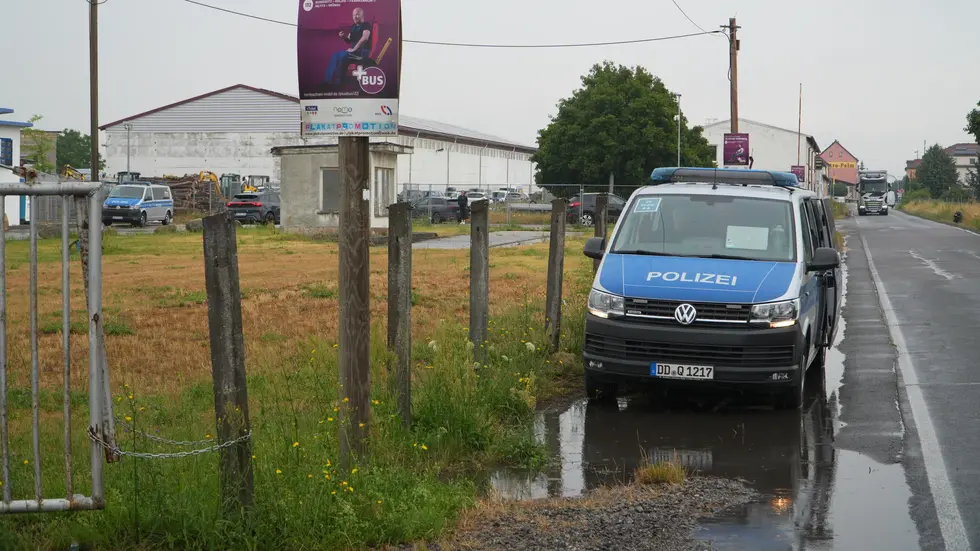 Die Polizei am Einsatzort im Schkeuditzer Ortsteil Dölzig. Die Polizei am Einsatzort im Schkeuditzer Ortsteil Dölzig.