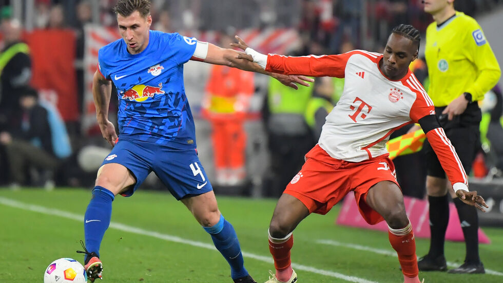RB-Kapitän Willi Orban im Zweikampf mit Bayern-Offensivspieler Mathys Tel 
