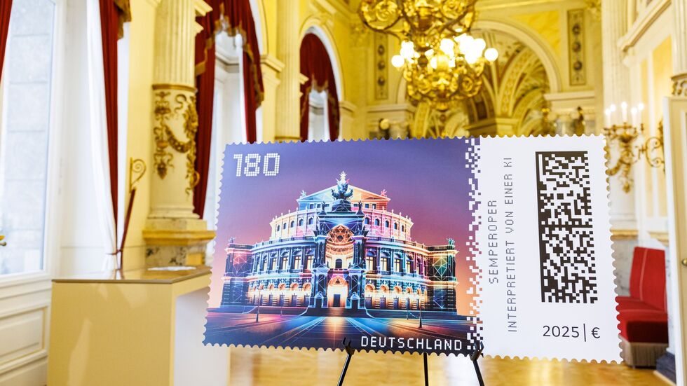 Die neue Briefmarke zeigt ein KI-generiertes Bild der Semperoper. Sie wurde im festlichen Ambiente der Oper vorgestellt Die neue Briefmarke zeigt ein KI-generiertes Bild der Semperoper. Sie wurde im festlichen Ambiente der Oper vorgestellt