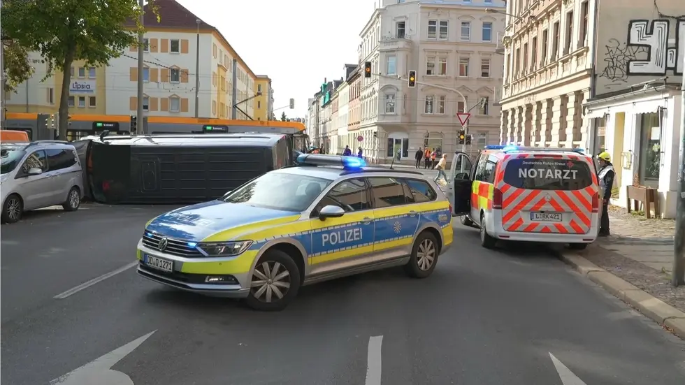Rettungskräfte an der Unfallstelle. Rettungskräfte an der Unfallstelle.