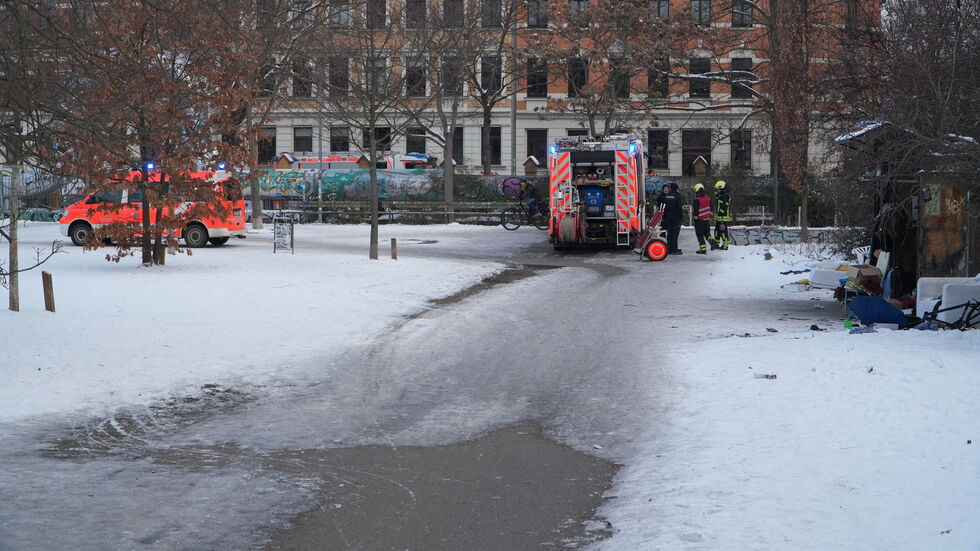 Feuerwehrfahrzeuge am Lene-Voigt-Park in Leipzig - rechts in/an dem Tauschregal hat es auch bereits mehrfach gebrannt.