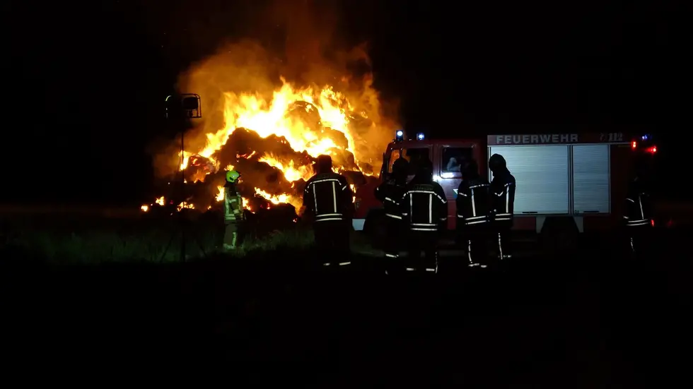 Wehrleute nachts beim Löschen. Wehrleute nachts beim Löschen.