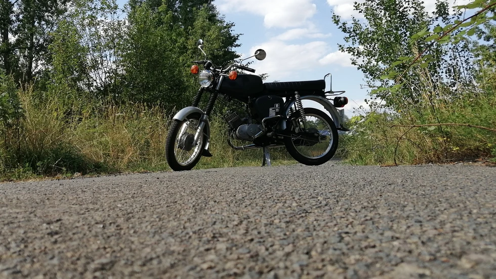 Der Jugendliche hatte sein Moped getunt und erreichte deshalb Geschwindigkeiten von über 100 km/h unterwegs (Symbolbild).