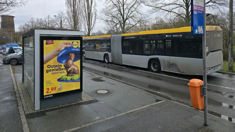 Hier an der Bushaltestelle Komarow