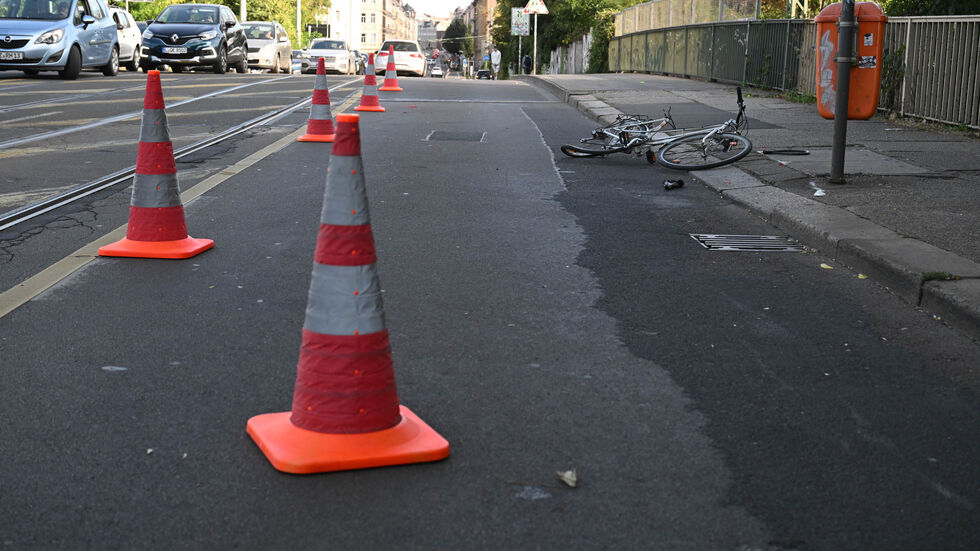 Das beschädigte Fahrrad liegt am Rand der Georg-Schwarz-Straße nahe der Brücke über die S-Bahn-Strecke.