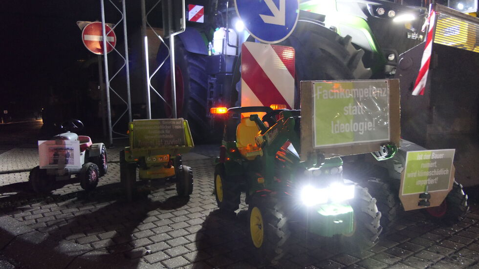 Witzig: Die Bauern haben auch Mini-Fahrzeuge mit Transparenten mitgebracht.