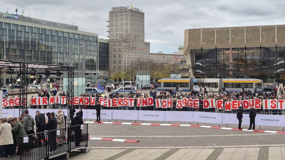 Demonstranten protestieren am Samstagabend auf dem Augustusplatz gegen den Leipziger Operball. Demonstranten protestieren am Samstagabend auf dem Augustusplatz gegen den Leipziger Operball.