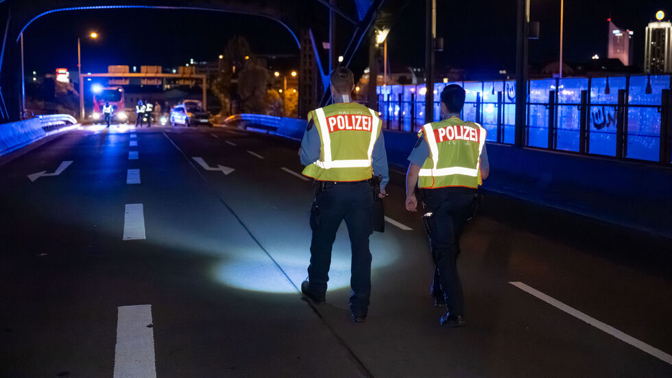 Polzisten sichern die Unfallstelle ab.