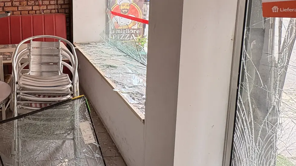 Bei der Pizzeria wurden unter anderem Eingangstür und Scheiben zerstört. Bei der Pizzeria wurden unter anderem Eingangstür und Scheiben zerstört.