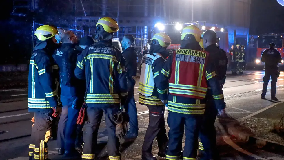 Feuerwehrleute auf der Straße vor dem Wohnhaus. Feuerwehrleute auf der Straße vor dem Wohnhaus.