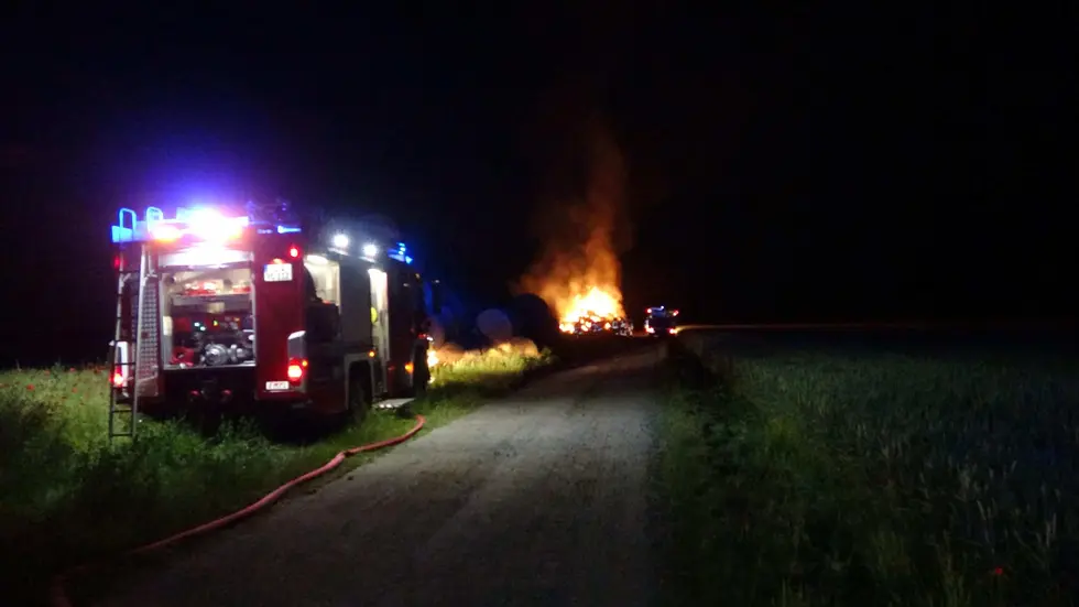 Bei der Anfahrt brannte der Strohballen-Haufen bereits lichterloh. Bei der Anfahrt brannte der Strohballen-Haufen bereits lichterloh.