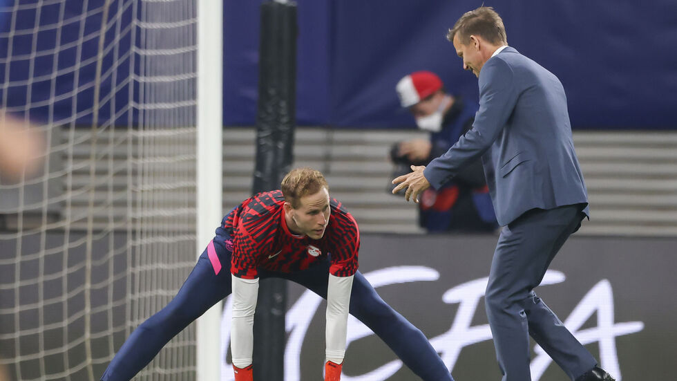 Archiv-Foto von RB-Torhüter Peter Gulacsi (links) und Trainer Jesse Marsch