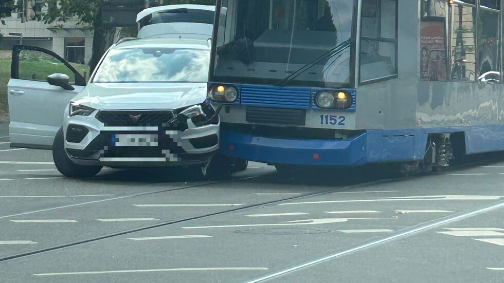 Die Straßenbahn ist mit dem Auto zusammengestoßen.