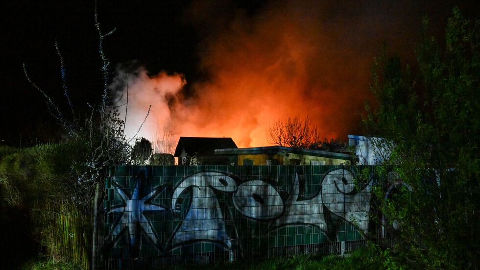 Das Feuer war von weitem schon gut zu sehen. Das Feuer war von weitem schon gut zu sehen.