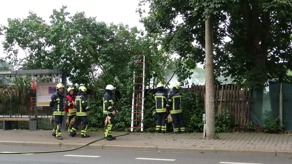 Neben der Haltestelle Ostheimstraße an der Riesaer Straße brannte am Montagmittag eine Gartenlaube. Neben der Haltestelle Ostheimstraße an der Riesaer Straße brannte am Montagmittag eine Gartenlaube.