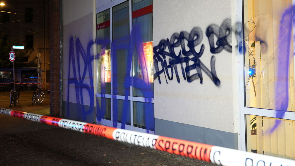 An vielen Gebäuden hinterließ der Mob solche Schmierereien. An vielen Gebäuden hinterließ der Mob solche Schmierereien.