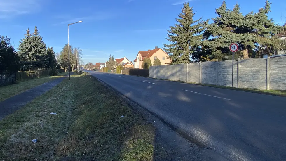 Kurz nach dem Ortseingang Leipzig (aus Richtung Taucha) wurde im Dezember eine neue Tempo-30-Zone ausgewiesen (Schild ganz rechts). Zur Begründung heißt es, dass sich daneben ein Schulweg befinden würde. Doch der ist, wie man hier sieht, noch nicht mal an der Straße - dazwischen befindet sich noch ein Graben.