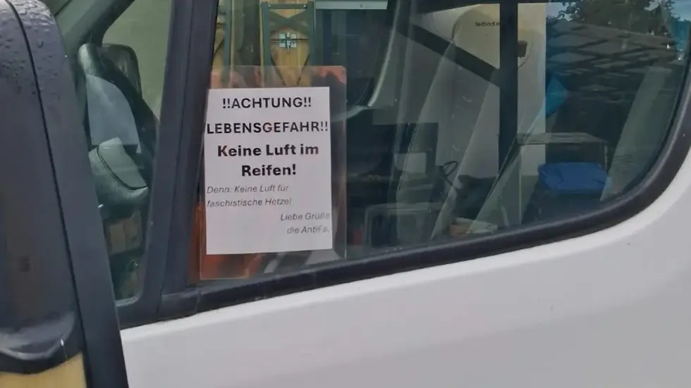 Diesen Zettel hinterließen die Täter an der Fahrerscheibe. Diesen Zettel hinterließen die Täter an der Fahrerscheibe.