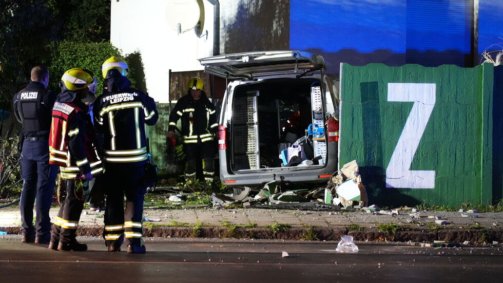 Rettungskräfte an der Unfallstelle. Rettungskräfte an der Unfallstelle.