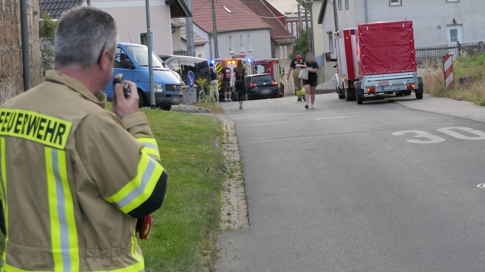 Bei der fieberhaften Suche: Ein Feuerwehrmann spricht am Funkgerät.