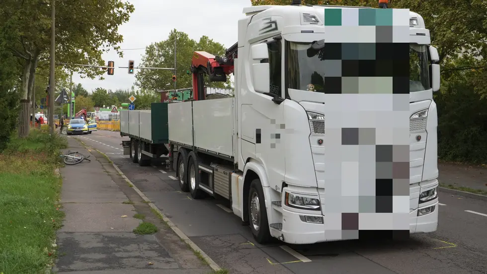 Der Lkw und das beschädigte Fahrrad der verletzten Frau. Der Lkw und das beschädigte Fahrrad der verletzten Frau.
