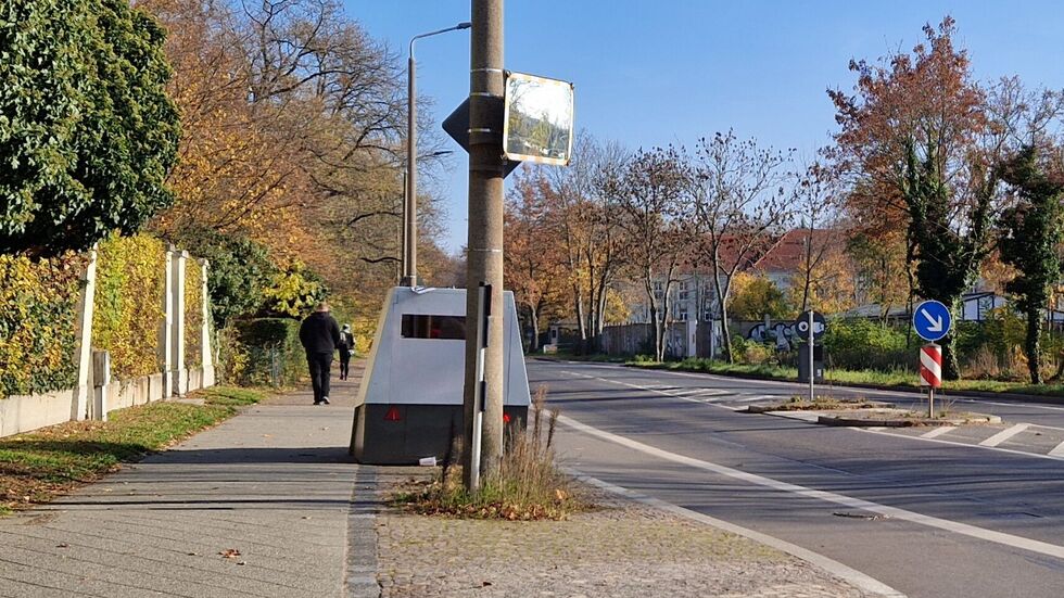 Um dieses Hörer-Foto eines an der Kreuzung Otto-Schmied-Straße / Hans-Driesch-Straße aufgestellten Superblitzers geht´s.