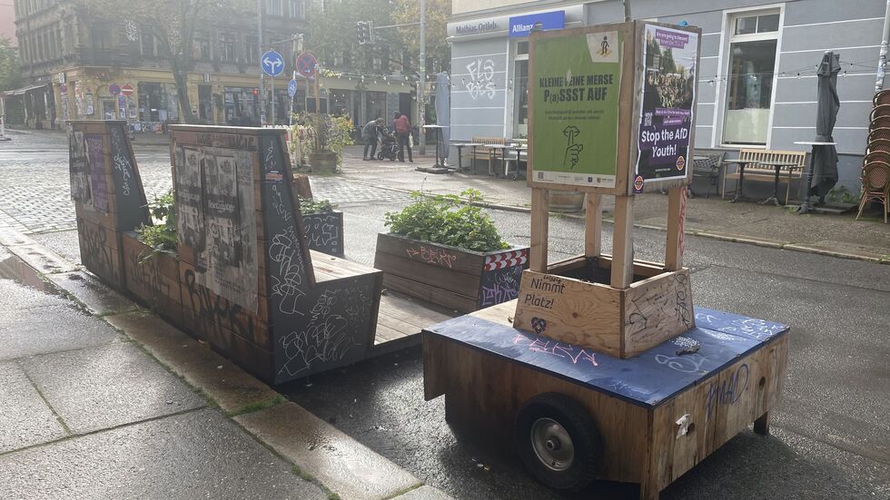 Hier sieht das ganze schon deutlich besser aus - auch diese Sitzgruppe befindet sich auf der Merseburger Straße ... Hier sieht das ganze schon deutlich besser aus - auch diese Sitzgruppe befindet sich auf der Merseburger Straße ...