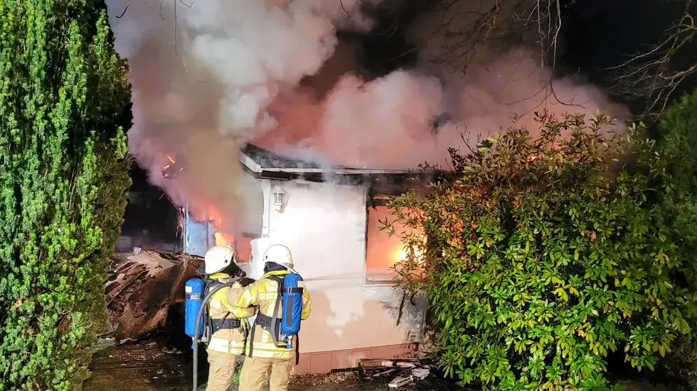 Das schicke Häuschen brannte im weiteren Verlauf komplett nieder, berichtet die Polizei.