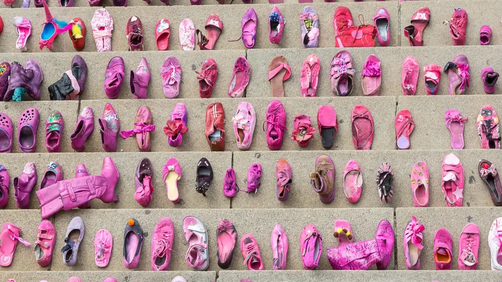 Bereits 2018 wurden viele pinke Schuhe gesammelt - damals noch auf dem Augustusplatz. Bereits 2018 wurden viele pinke Schuhe gesammelt - damals noch auf dem Augustusplatz.