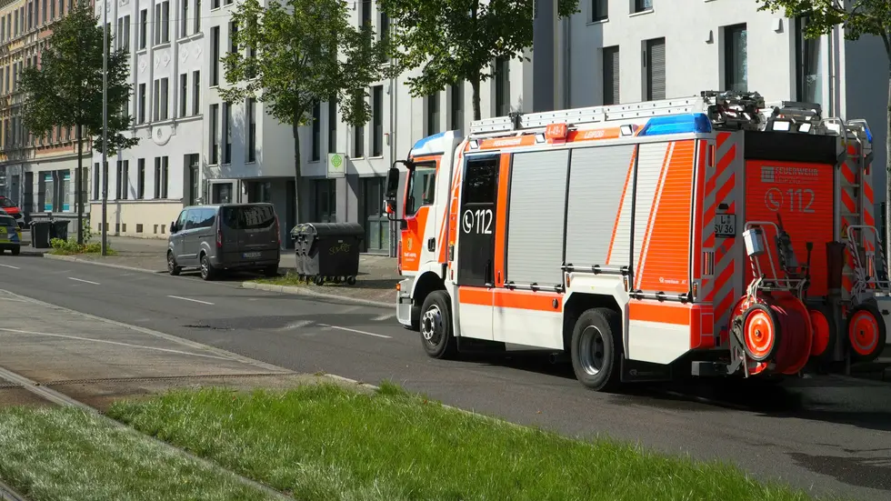 Die Prager Straße musste zeitweise gesperrt werden. Die Prager Straße musste zeitweise gesperrt werden.