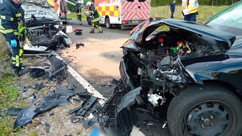 Die Unfallstelle auf der Miltitzer Straße in Leipzig: Zwei Autos sind dort am Freitagnachmittag frontal zusammengestoßen.