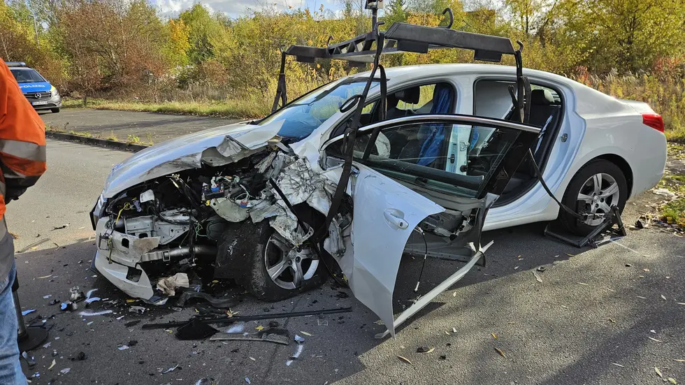 Der schwer beschädigte Peugeot musste ebenfalls abgeschleppt werden. Der schwer beschädigte Peugeot musste ebenfalls abgeschleppt werden.