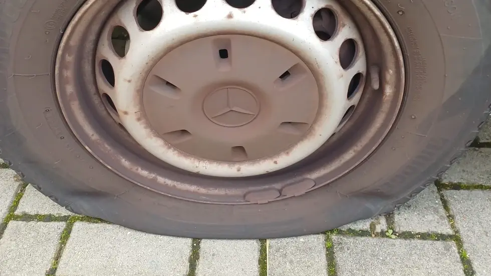 Der platte Reifen. Der platte Reifen.