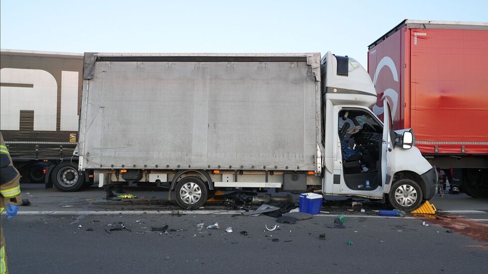 Trümmerfeld A9: Dieser Transporter ist einem Lkw voll hinten reingekracht.