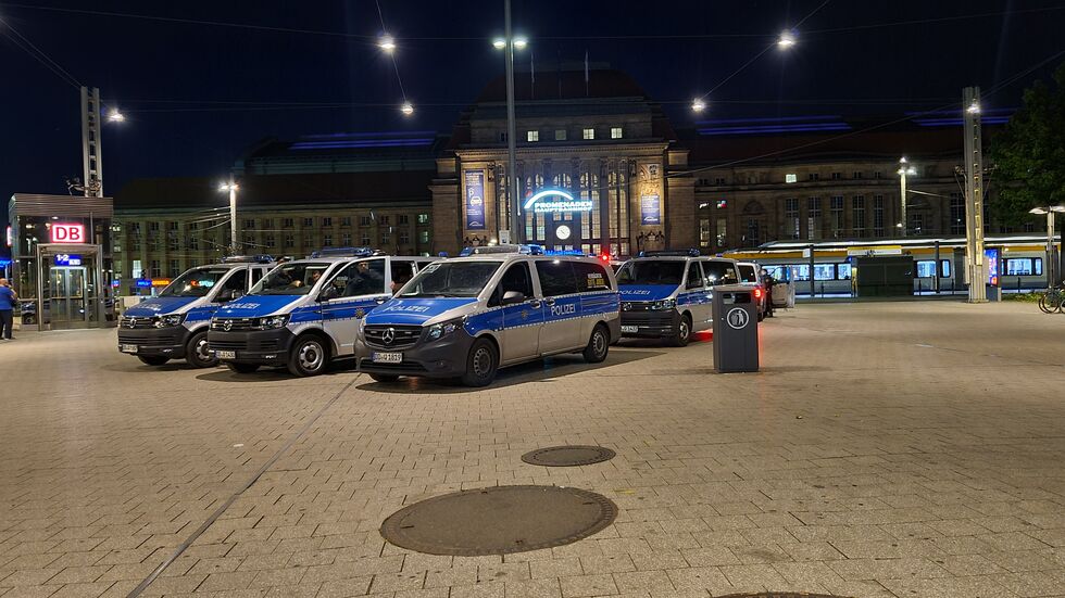 Polizeifahrzeuge vor dem Leipziger Hauptbahnhof (Symbolbild). Polizeifahrzeuge vor dem Leipziger Hauptbahnhof (Symbolbild).