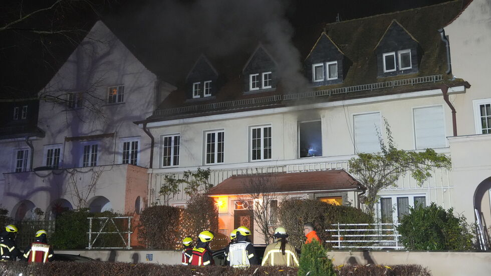 Als die Feuerwehr eintraf, quoll dichter Rauch aus mehreren Fenstern.