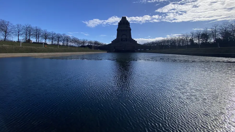 Das Völkerschlachtdenkmal steht auf einem Müllberg. Auch die Erhöhungen rechts und links davor sind aus Müll.