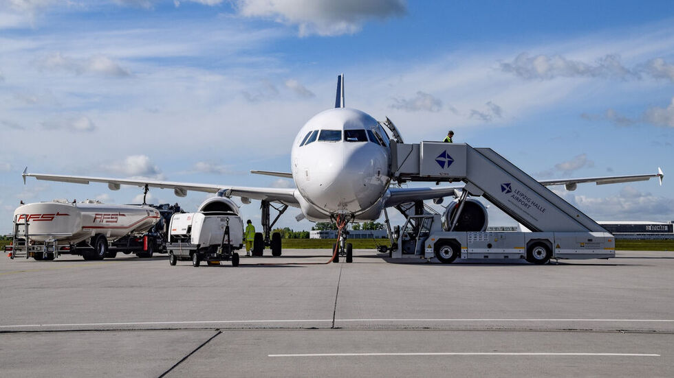 Die 20 kriminellen Migranten wurden von der Polizei in ein Flugzeug eskortiert, das anschließend in Richtung der afghanischen Hauptstadt Kabul abhob (Symbolbild). Die 20 kriminellen Migranten wurden von der Polizei in ein Flugzeug eskortiert, das anschließend in Richtung der afghanischen Hauptstadt Kabul abhob (Symbolbild).