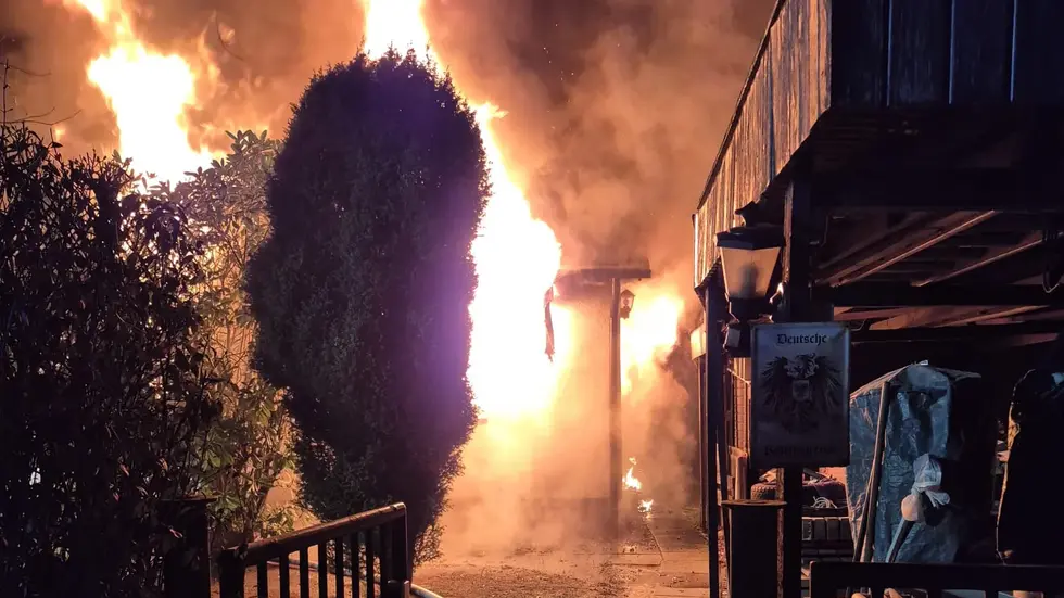 Der Bungalow brennt lichterloh.