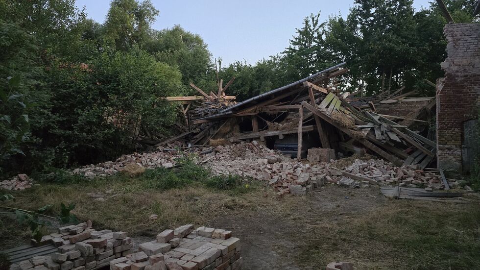 Blick auf die eingestürzte Scheune im Macherner Ortsteil Plagwitz.