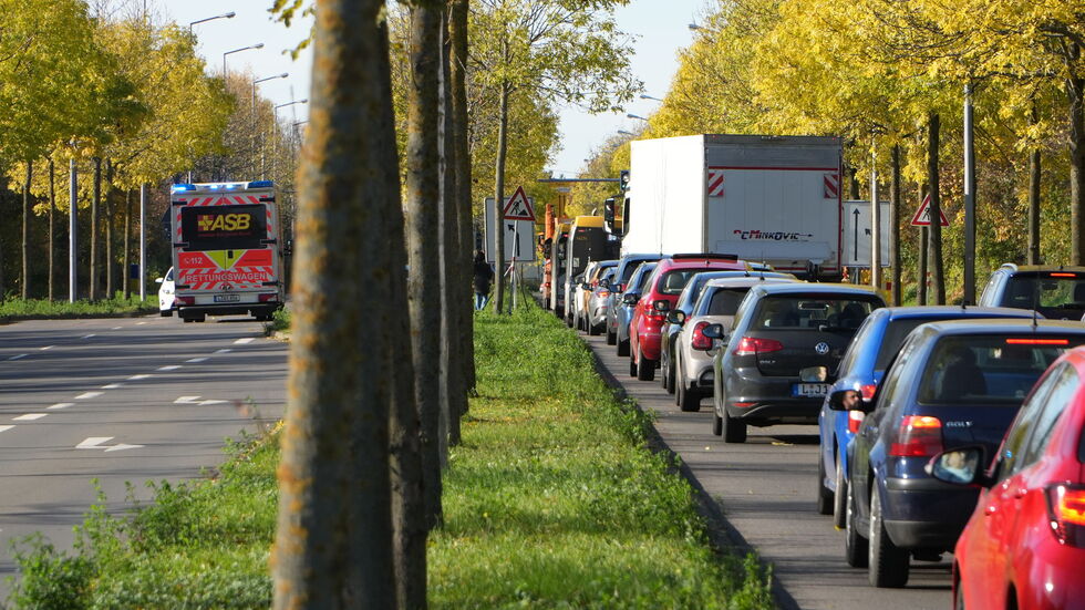 Ein langer Stau hat sich am Mittwochmittag auf der Permoserstraße in Leipzig gebildet. Ein langer Stau hat sich am Mittwochmittag auf der Permoserstraße in Leipzig gebildet.