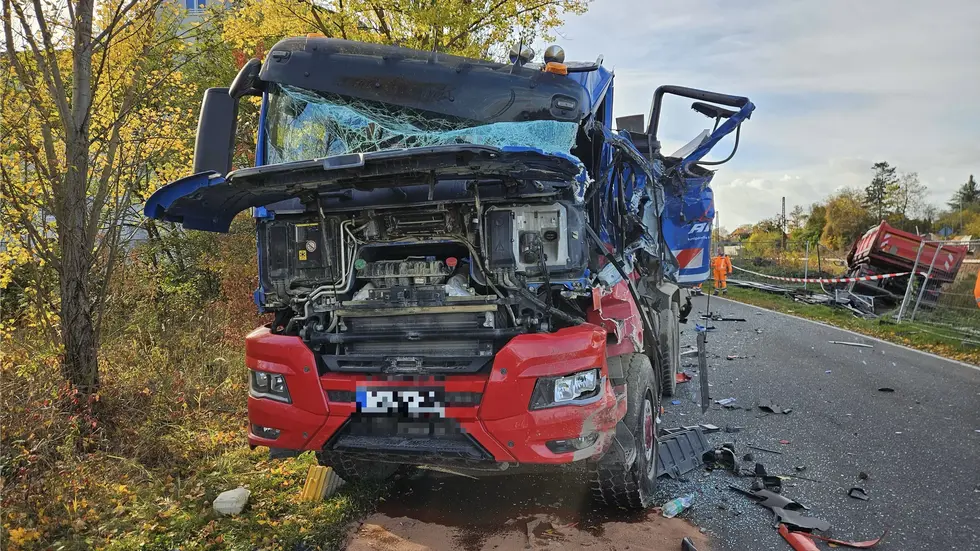 Der Fahrer dieses Lkw hatte vermutlich Glück, dass er "nur" verletzt wurde. Der Fahrer dieses Lkw hatte vermutlich Glück, dass er "nur" verletzt wurde.