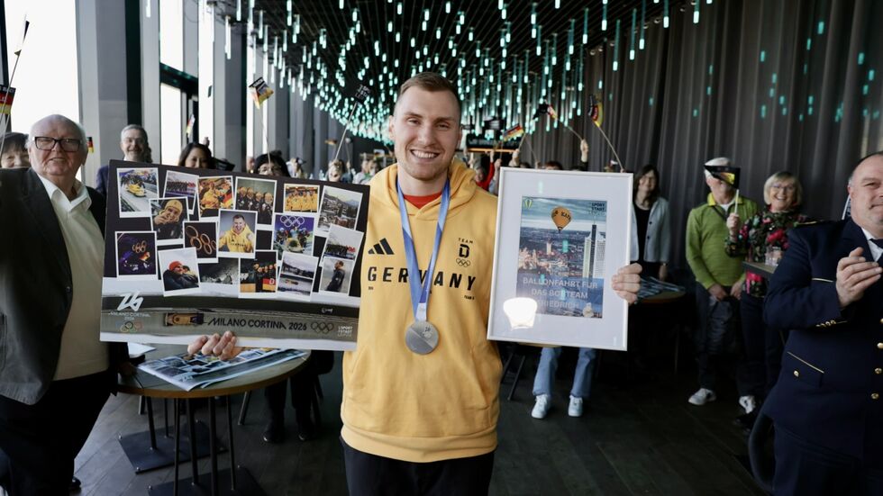 Felix Straub zeigt stolz einige Geschenken der Gratulanten.
