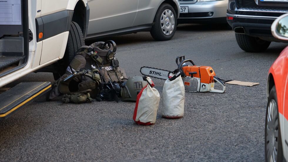 Das SEK hatte auch eine Kettensäge dabei.