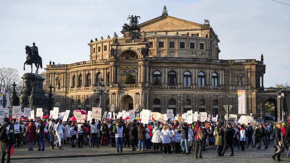 Der Theaterplatz vor der Semperoper ist am Nachmittag voll von Apothekern.