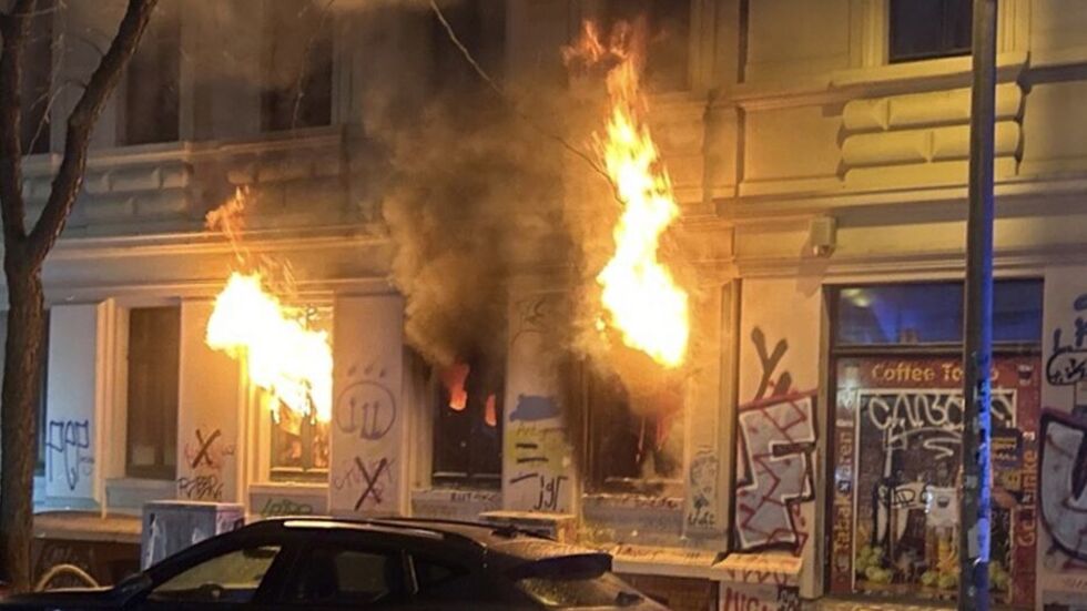 Als die Rettungskräfte eintrafen schlugen große Flammen aus der Erdgeschosswohnung, aus Fenstern im Haus schrien Menschen um Hilfe. Als die Rettungskräfte eintrafen schlugen große Flammen aus der Erdgeschosswohnung, aus Fenstern im Haus schrien Menschen um Hilfe.