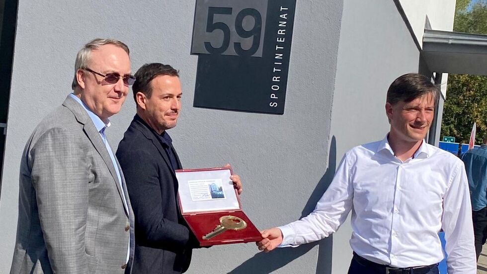 Uwe Hempel (Schulleiter der Sportoberschule), Manuel Neisch (Internatsleiter) und Heiko Rosenthal (Sportbürgermeister) - Foto: (c) Redaktion Schlüsselübergabe Sportinternat Philipp-Rosenthal-Straße Leipzig
